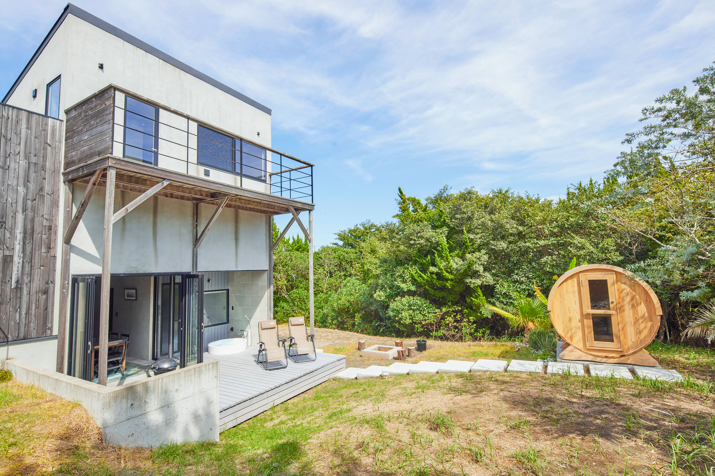 広いスペースのベランダと庭