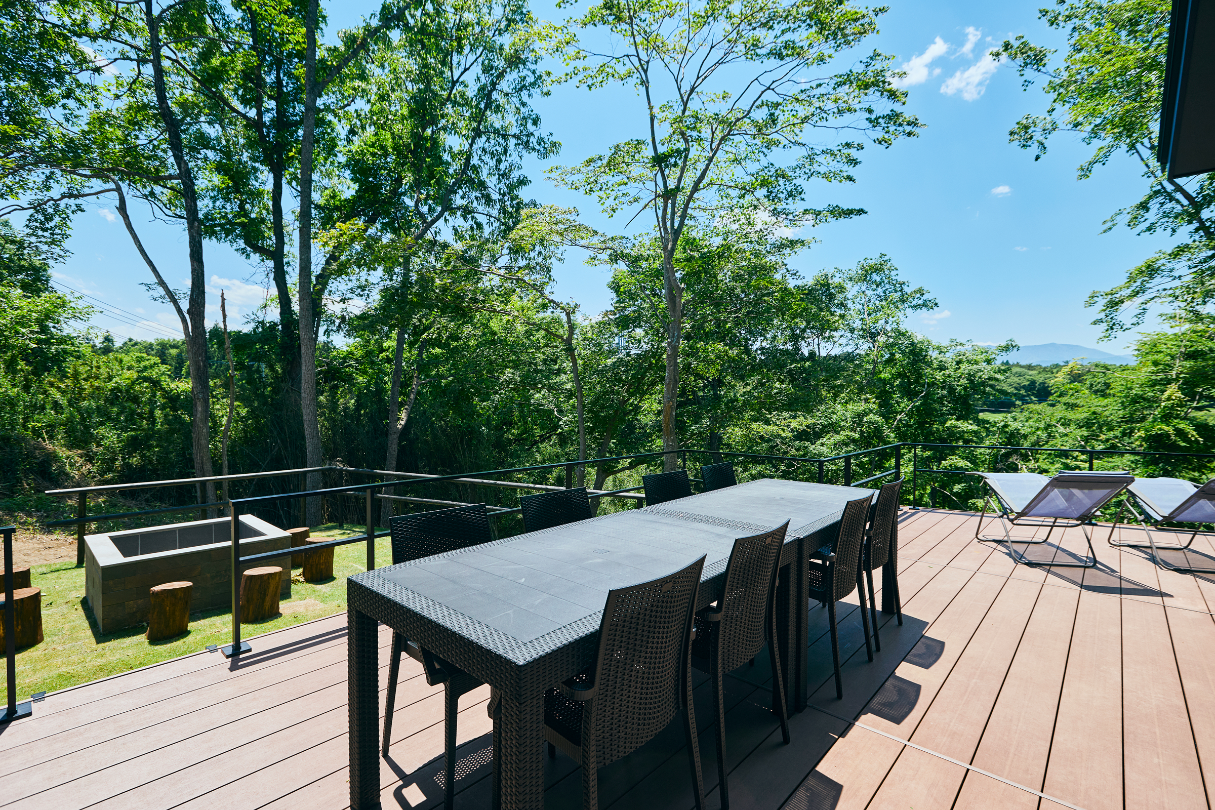 ベランダスペースにあるテーブル