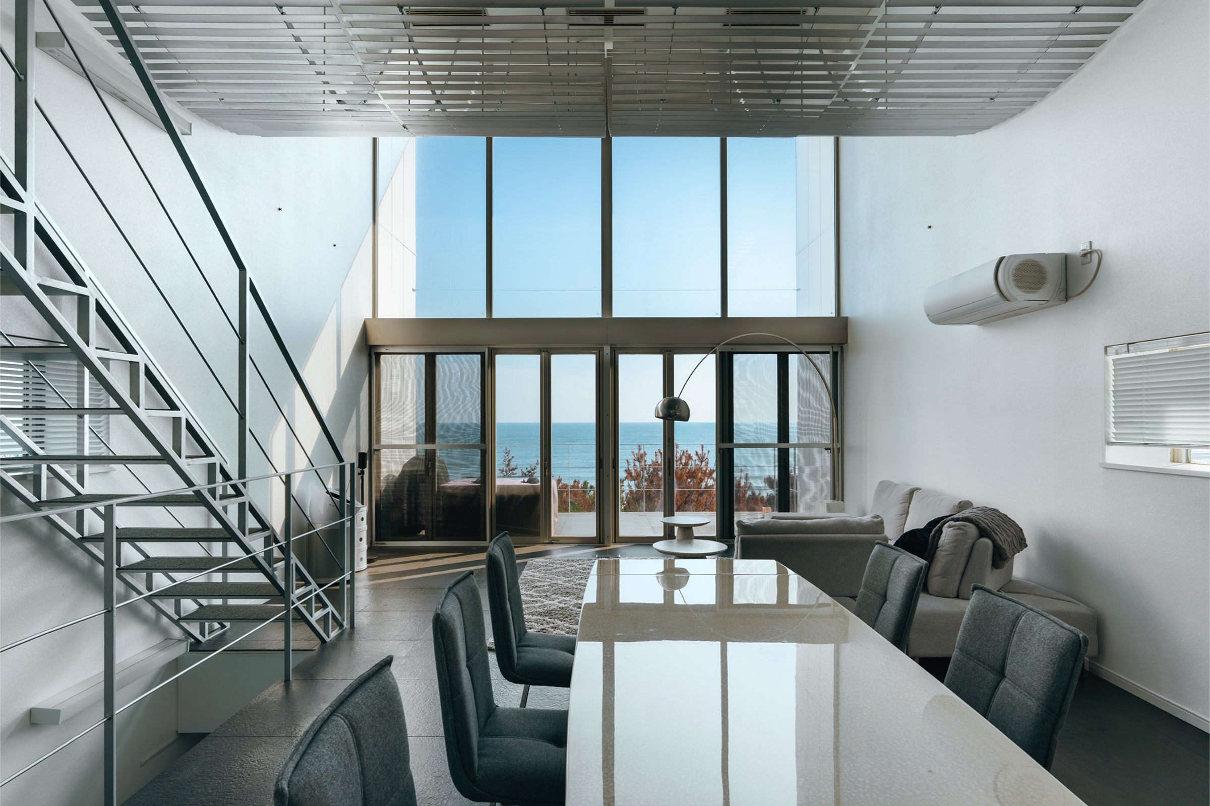 立体的な広さを感じるリビングルーム